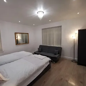 Three Bedroom Modern By Airport And Station Apartment